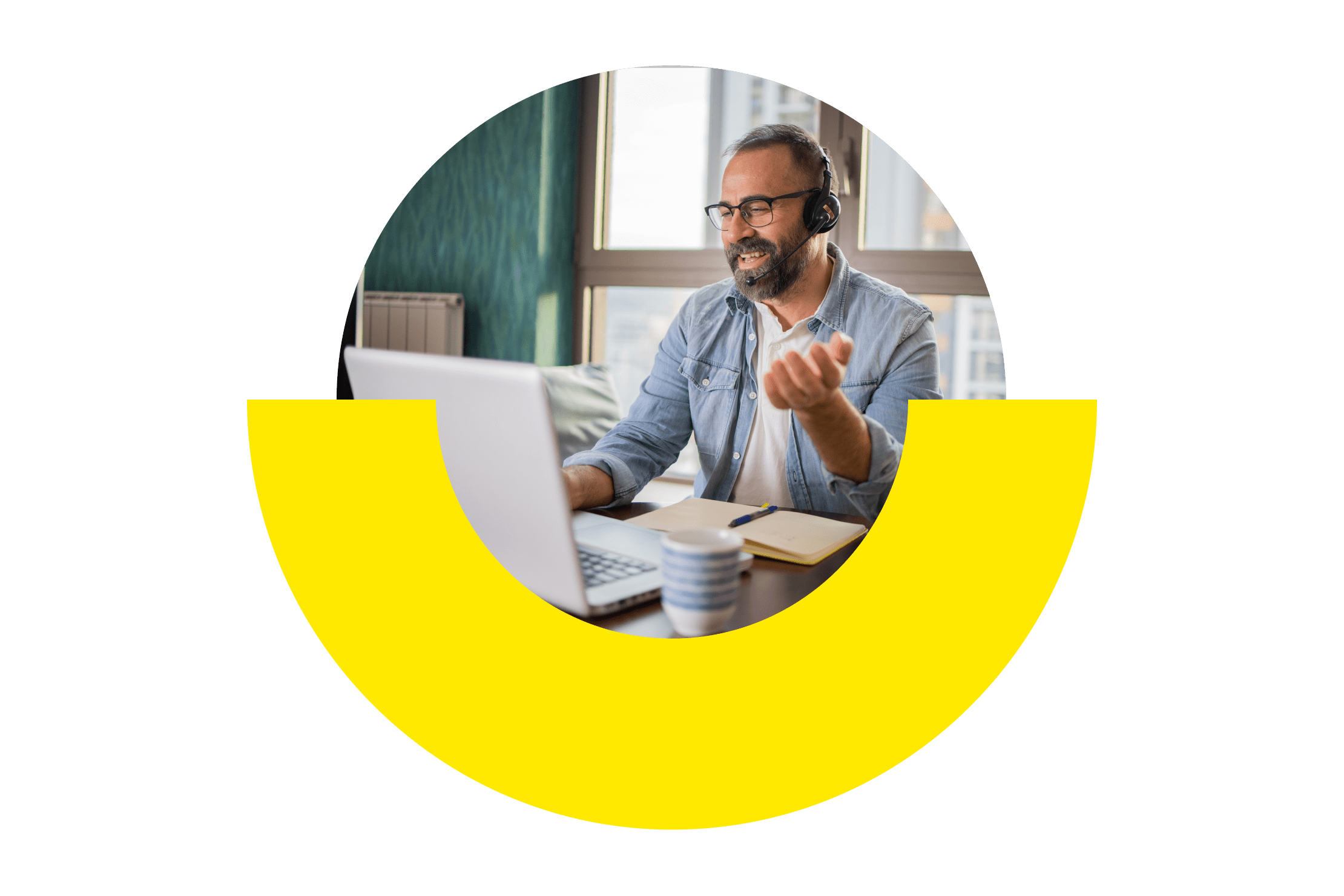 Ein IT-Techniker mit einem Headset interagiert mit Kund:innen in einem Geschäftsanruf.