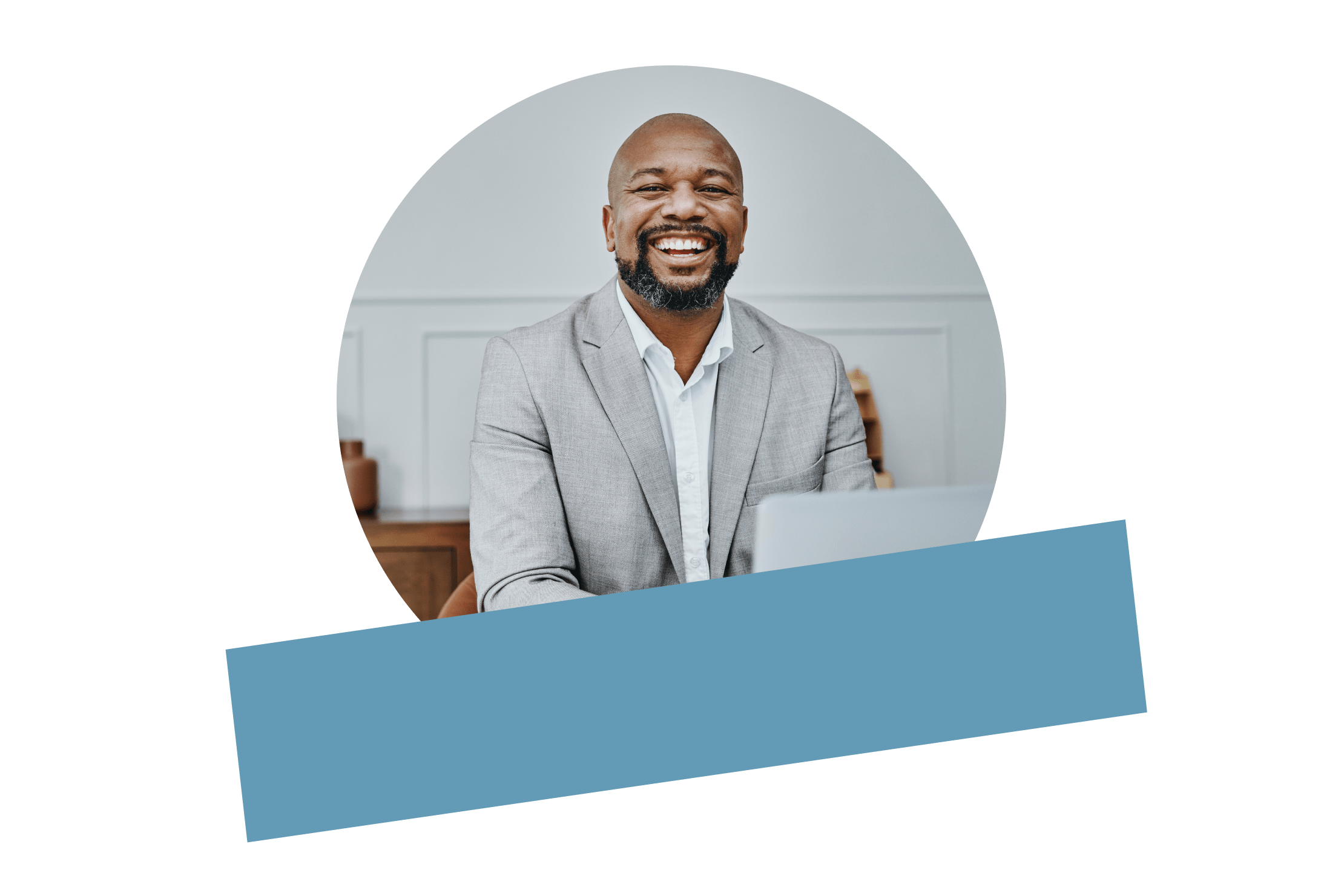 Ein lächelnder Unternehmensmitarbeiter in einem Anzug. Er verkörpert die Zufriedenheit, die mit der Transformation Ihres Autohauses einhergeht.