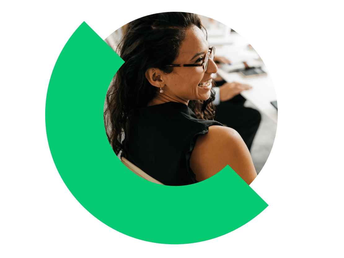 Anwalt nutzt GoTo Connect, um mit einem Klienten zu sprechen, Details zu überprüfen und die Anrufzeit zu erfassen.