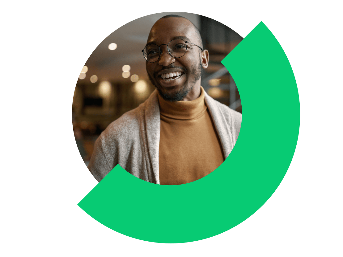 Geschäftsperson nimmt mit GoTo Connect von unterwegs aus einen Anruf an.