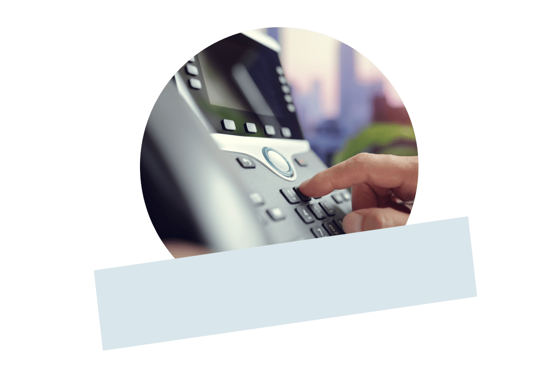 Tischtelefon-Hardware auf einem Schreibtisch im Büro.