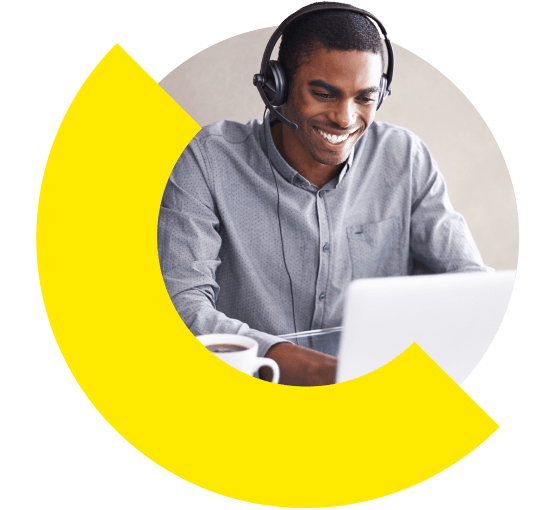 Ein:e Berater:in verwendet GoTo Contact auf dem Laptop.