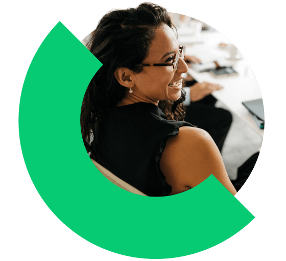 Manager:in lächelt während eines Meetings.