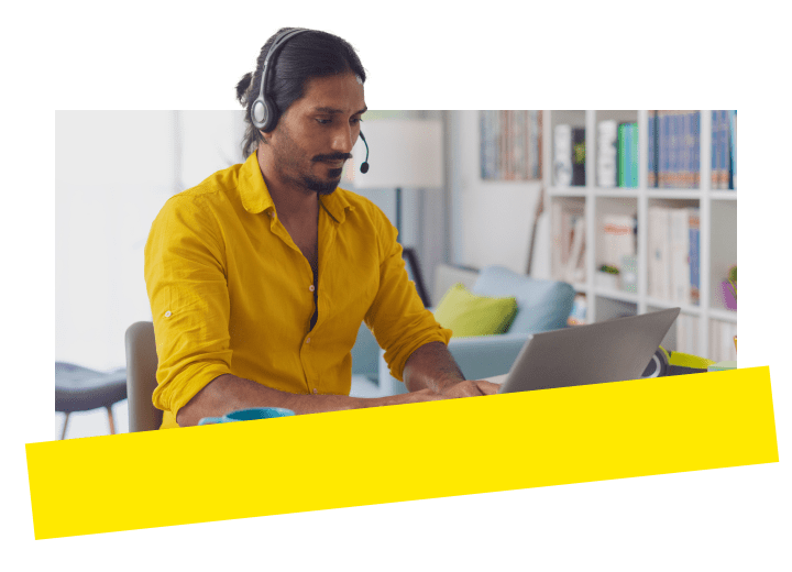 Ein Profi verwendet die einheitliche Telefonanlage von GoTo Connect auf dem Computer im Homeoffice.