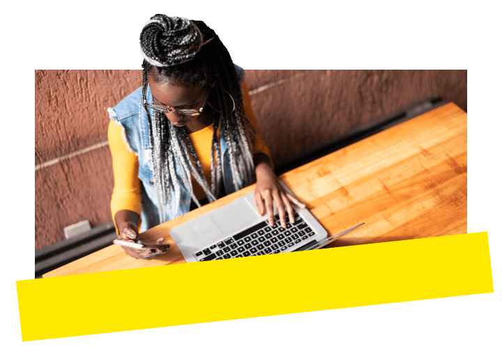 Ein junges Teammitglied verwendet GoTo Connect für Multi-Channel-Erfahrungen auf Geräten und Plattformen.