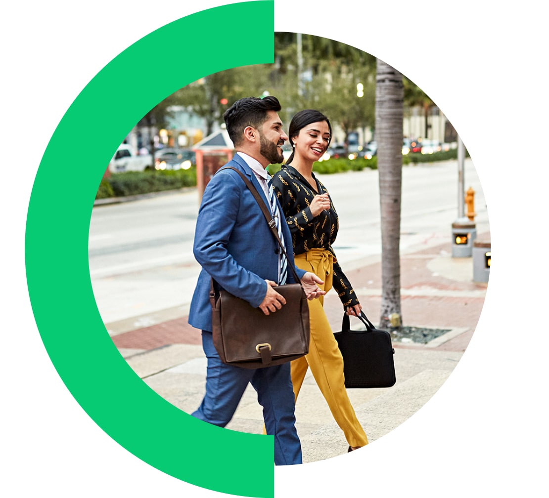 Arbeitnehmer, die im Freien gehen und sich miteinander unterhalten.