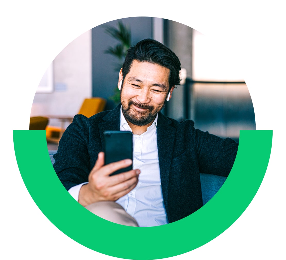 Mann, der einen Videoanruf mit GoTo durchführt, während er unterwegs ist.