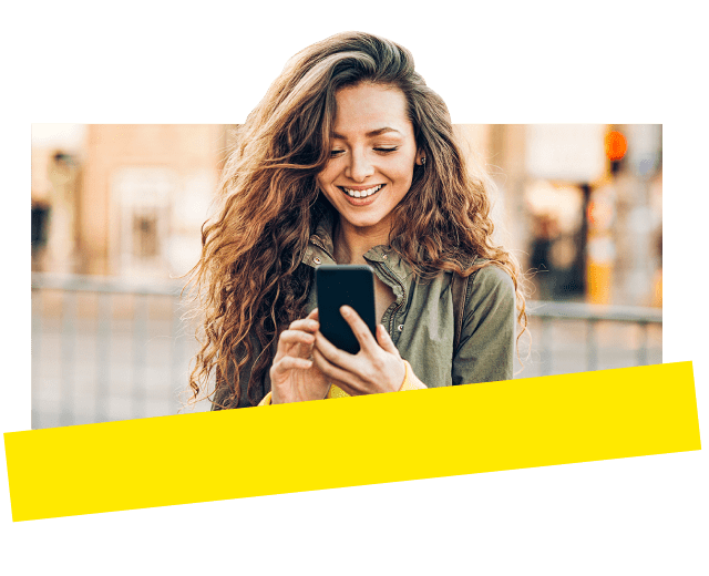 Eine Frau nutzt die sichere Videokonferenz-Plattform GoTo Meeting draußen auf dem Smartphone.