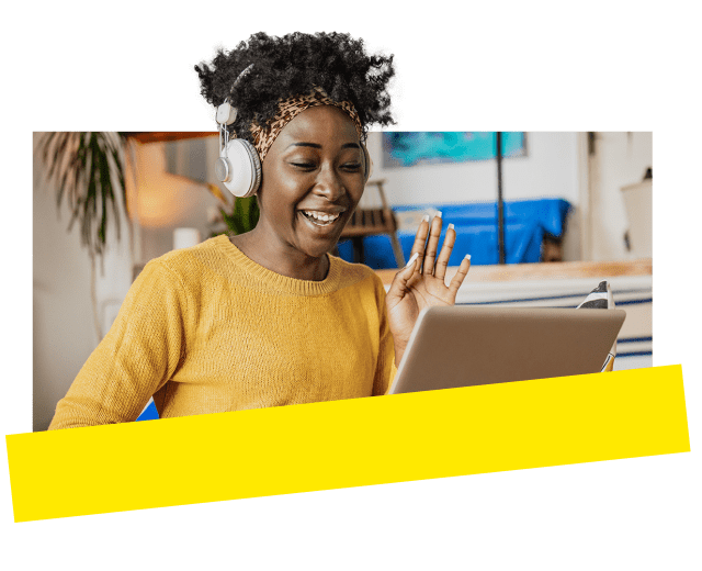 Frau, die an einer GoTo Meeting-Onlinekonferenz mit kristallklarem Klang teilnimmt.