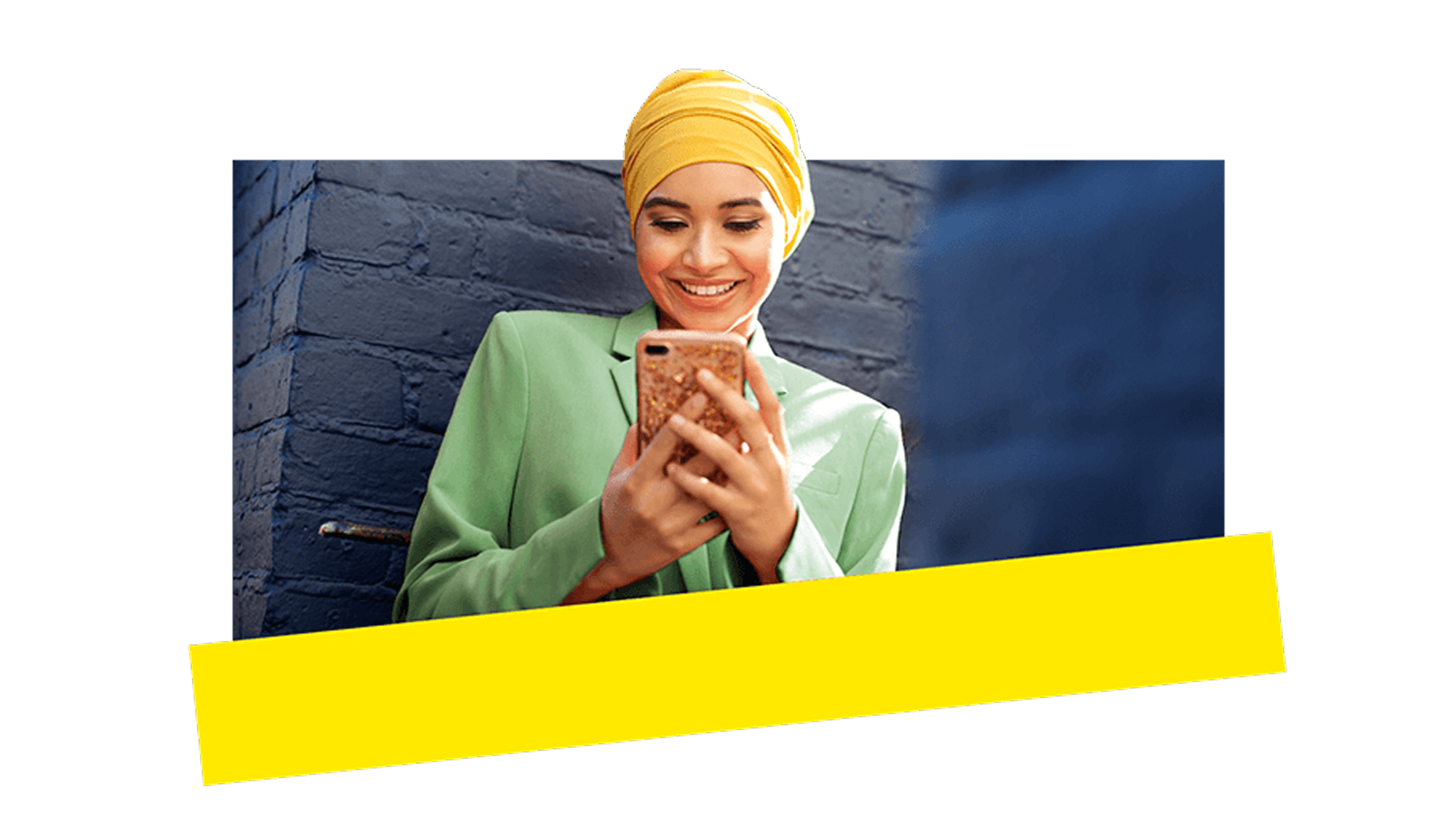 Ein junges Teammitglied verwendet GoTo Connect KI für die nahtlose Kommunikation mit Kund:innen über das Smartphone.