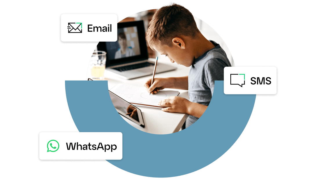 Ein Schüler, der unter Anleitung eines Lehrers mit GoTo Connect aus der Ferne an seinen Hausaufgaben arbeitet.