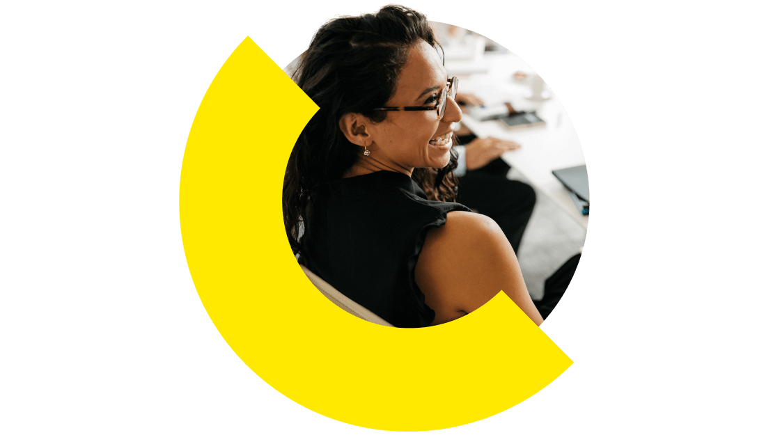 Ein Schuladministrator, der virtuelle Lernumgebungen für Lehrer und Schüler verwaltet und GoTo Connect effektiv einsetzt. 