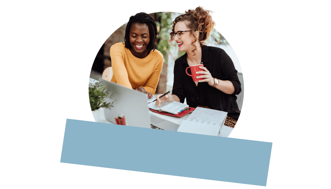 Zwei Beamte aus verschiedenen Abteilungen der gleichen Regierungsorganisation arbeiten nahtlos zusammen.