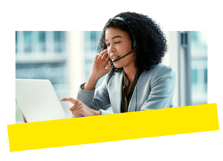 Ein Regierungsvertreter kommuniziert mithilfe von GoTo Connect über mehrere Kanäle effektiv mit seinem Team.