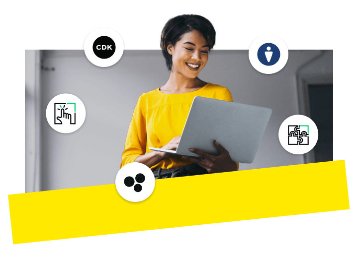 Eine Regierungsadministratorin verwaltet ihr CRM nahtlos und sicher mit GoTo Connect.