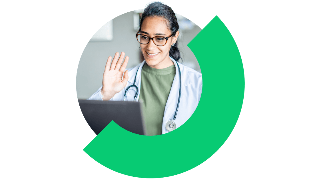 Ein Arzt, der Patient:innen betreut und virtuelle Nachuntersuchungen durchführt.