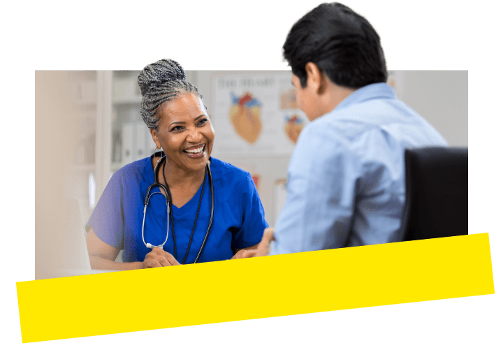 Ein Manager einer Arztpraxis im Gespräch mit einem Gesundheitsdienstleister, der GoTo Connect, integriert in Gesundheitsakten, nutzt.