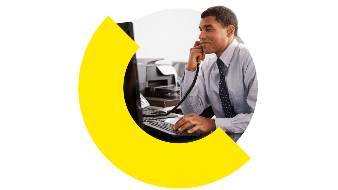 Büroleiter, der das Rechtsteam koordiniert, um mit GoTo Connect den Workflow zu optimieren und die Effizienz zu verbessern.