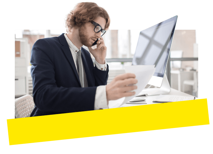 Eine Rechtsanwaltsfachangestellte nutzt GoTo Connect für die effiziente Kommunikation mit Mandant:innen.