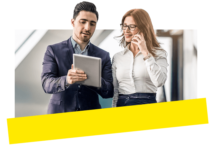 Zwei Anwält:innen rationalisieren Fallbesprechungen mit einem Tablet und den Erkenntnissen aus GoTo Connect, um die Produktivität zu steigern.