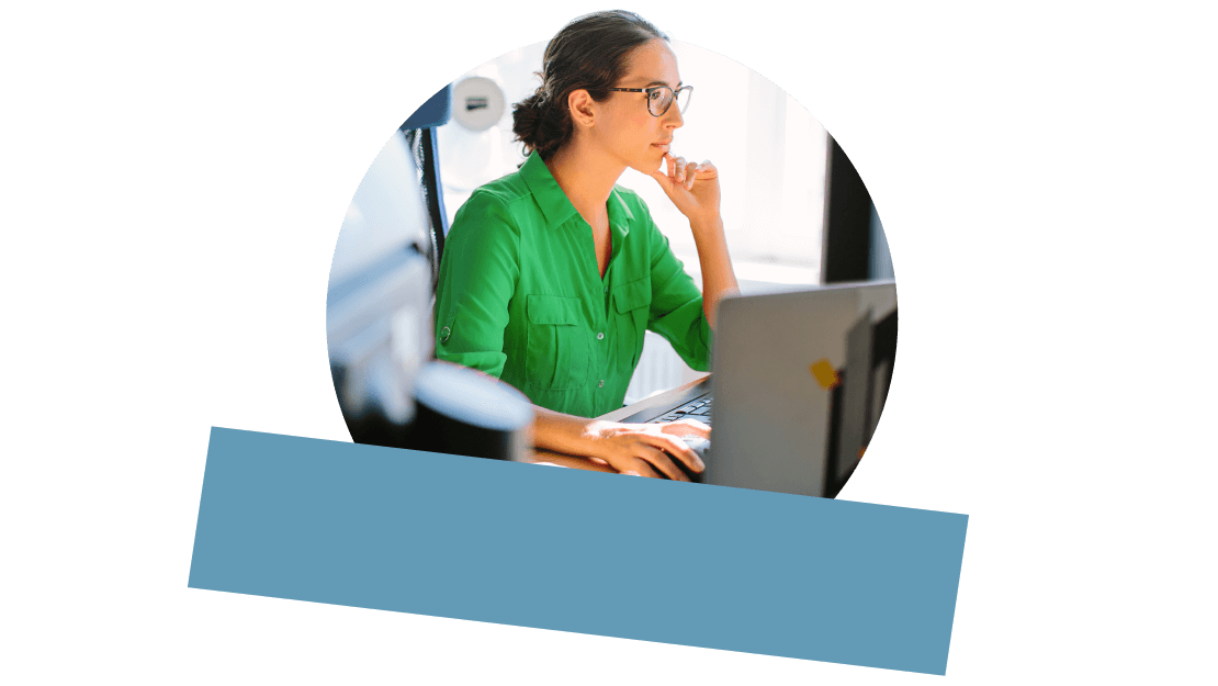 Ein IT-Experte unterstützt mit einem Unified-Communications-Tool alle Abteilungen auf sichere Weise.