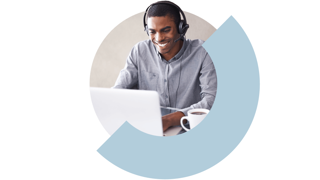 Ein Supportmitarbeiter bietet reaktionsschnellen Support und schnelle Lösungen für Kund:innen.