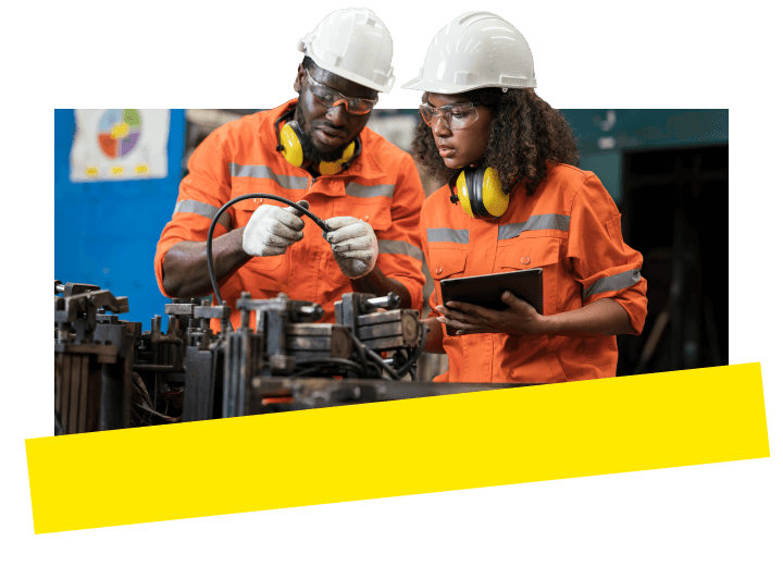 Zwei Ingenieure überprüfen mit GoTo Connect die Maßhaltigkeit einer Vorrichtung mit ihrem Produktionsleiter.