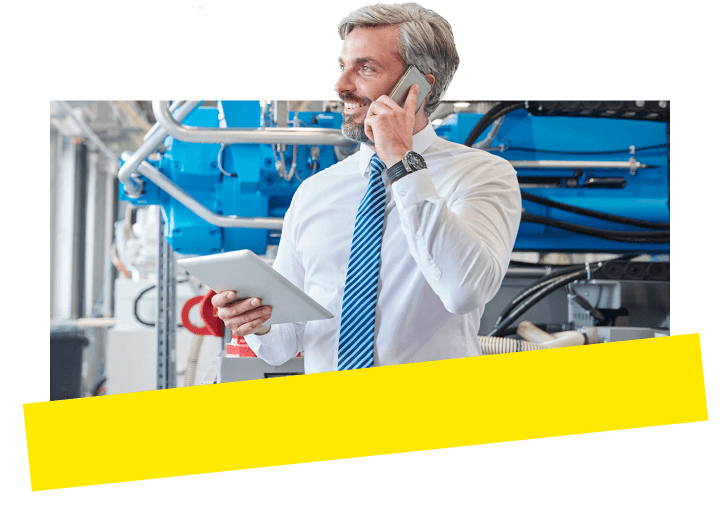 Ein Betriebsleiter nutzt KI-gesteuerte Einblicke und Echtzeit-Kommunikationstools, um sich mit dem Team abzustimmen und den Workflow zu optimieren.