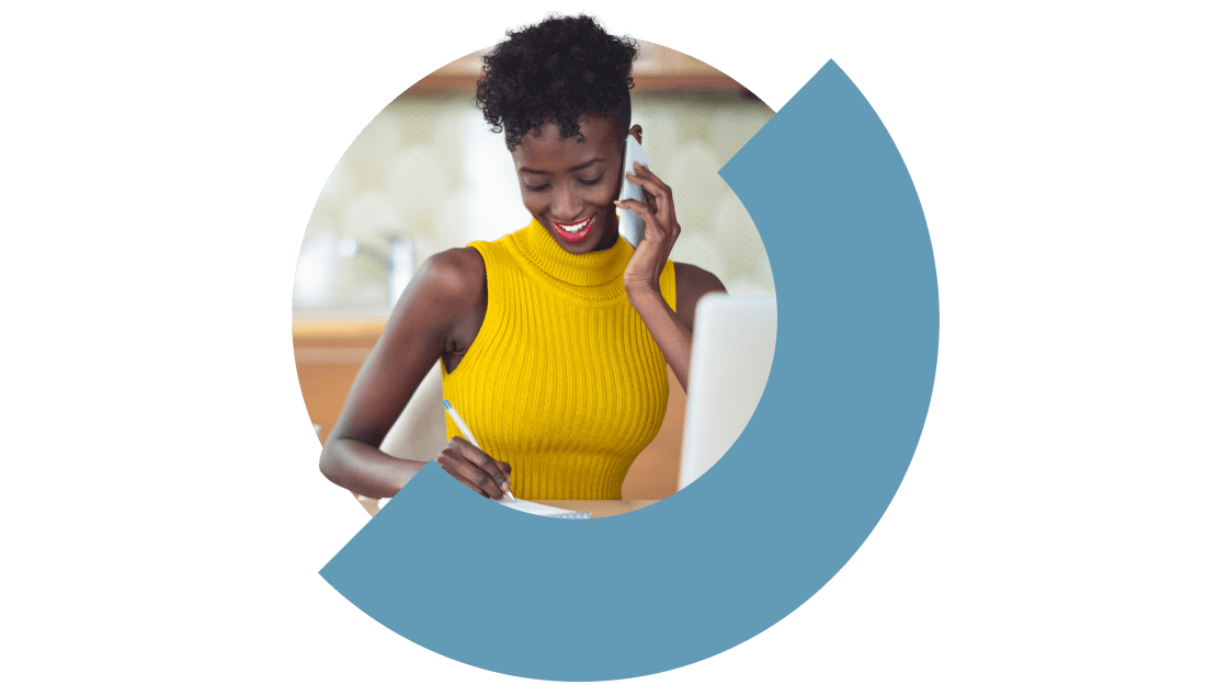 Ein IT-Experte rationalisiert die Arbeit seines Teams durch das einheitliche klassische Admin-Portal von GoTo Connect für eine effiziente Teamverwaltung.