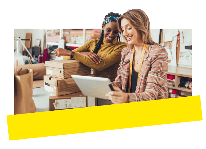 Zwei Geschäftsinhaberinnen können ihr Unternehmen mit den KI-gestützten Tools und den Multi-Kanal-Kommunikationsfunktionen von GoTo Connect problemlos verwalten.