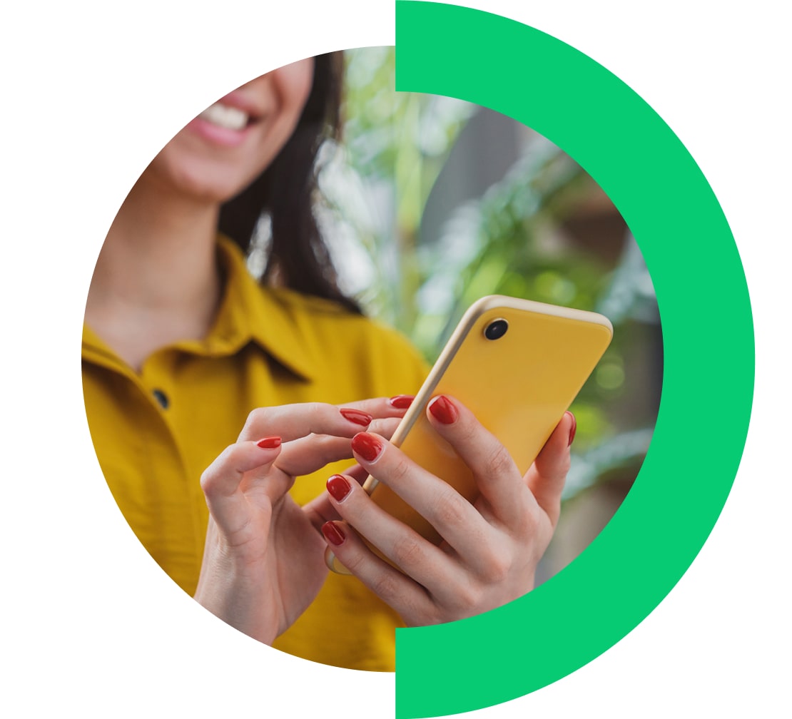 Eine Frau nutzt GoTo Training unterwegs auf dem Smartphone.