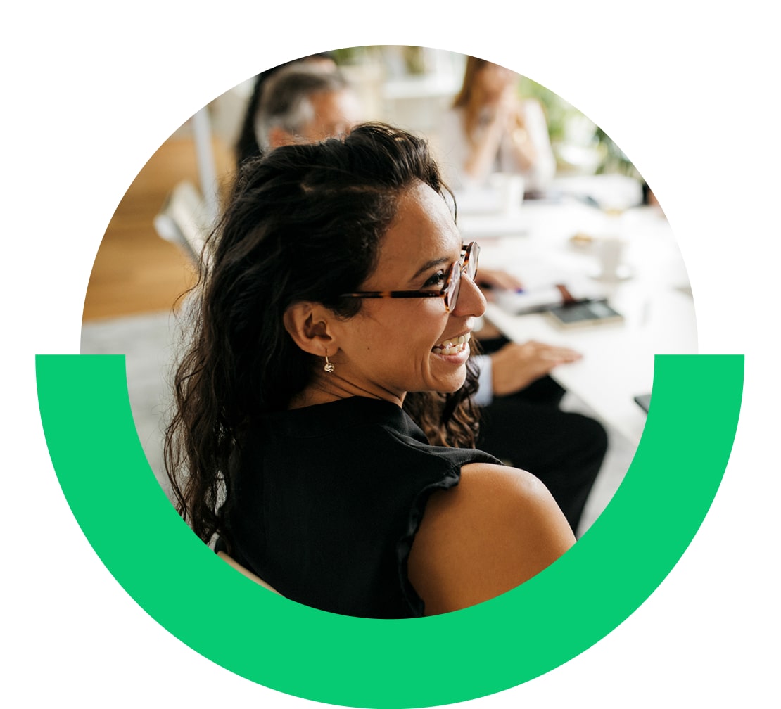 Eine Frau spricht im Büro mit Kollegen.