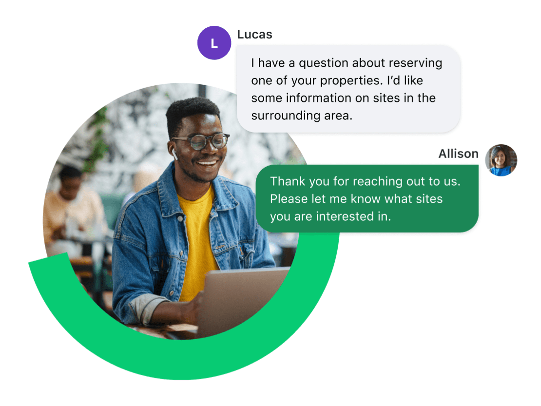 Ein Kunde unterhält sich lächelnd mit Supportmitarbeiterin Alison im Textchat.