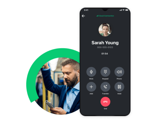 Ein Mann nimmt im Zug an einer GoTo-Audiokonferenz teil.