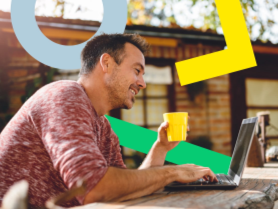 Ein Mann hat Spaß daran, ortsunabhängig auf seiner Terrasse zu arbeiten.