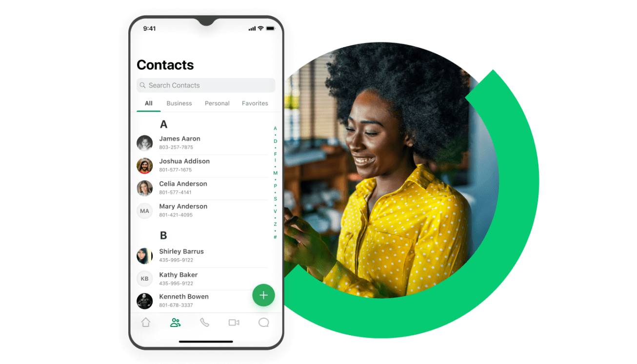 Eine Kundin führt ein angenehmes Gespräch mit einem Vertriebsberater. Der Vertriebsberater trägt ein Headset, die Kundin nutzt ihr privates Handy.