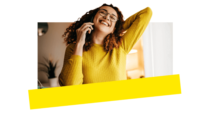 Eine Frau nimmt mit ihrer GoTo Connect-Rufnummer für ihr Mobiltelefon an einem Anruf teil.