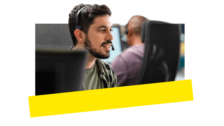  Ein Supportberater im Büro spricht mit Kunden.