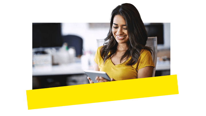 Eine Mitarbeiterin nutzt die Beratertools von GoTo Connect auf dem Tablet.