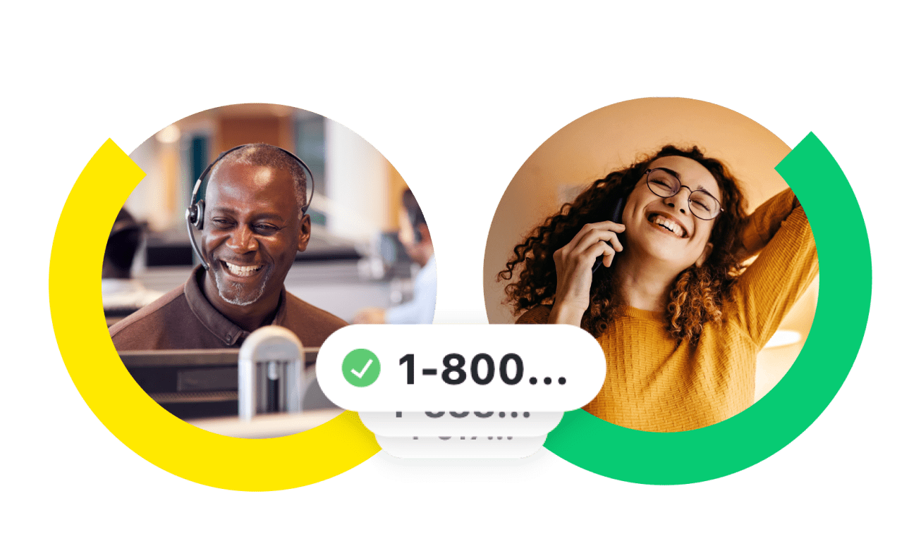 Zwei Mitarbeiter haben Spaß bei einem Anruf. Ein Mitarbeiter trägt ein Headset, die andere Mitarbeiterin arbeitet auf ihrem privaten Telefon.