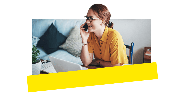 Eine Mitarbeiterin nutzt lachend VoIP auf ihrem privaten iPhone.