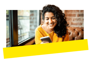 Young Professional nutzt GoTo Meeting in einem Café auf dem Mobilgerät.