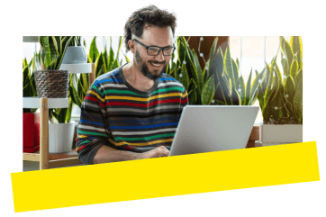 Profi nutzt einen Laptop und Software von GoTo, um von zu Hause aus mit dem Team zusammenzuarbeiten.