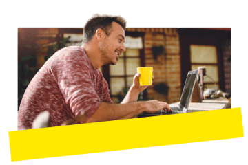 Profi nimmt an einem virtuellen Webinar teil und nutzt GoTo Webinar in einer Außenkabine.