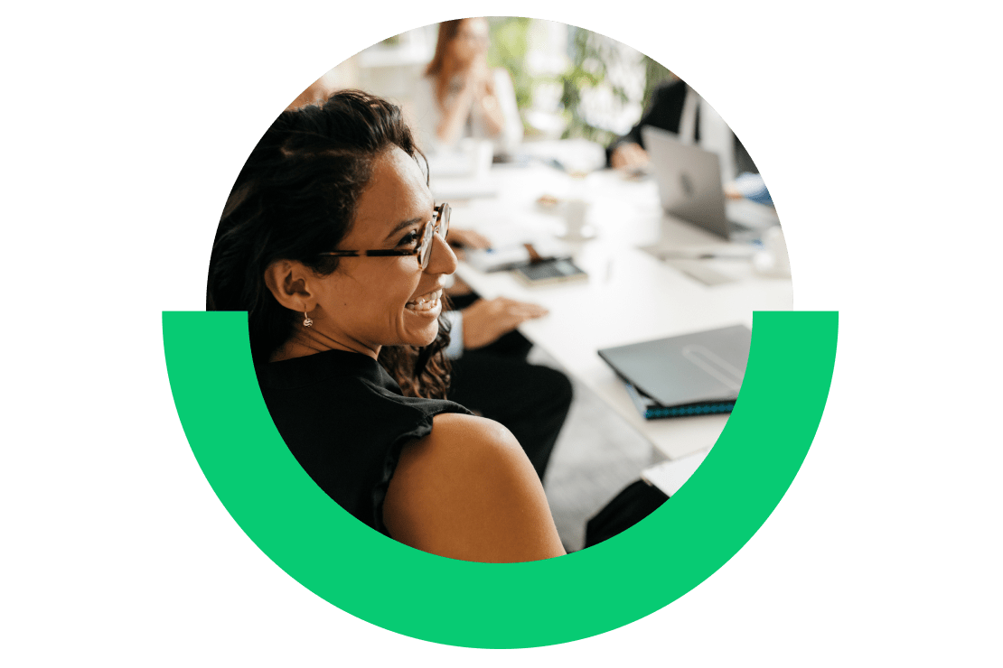 Marketingdirektorin, die ein Webinar-Thema vorschlägt.