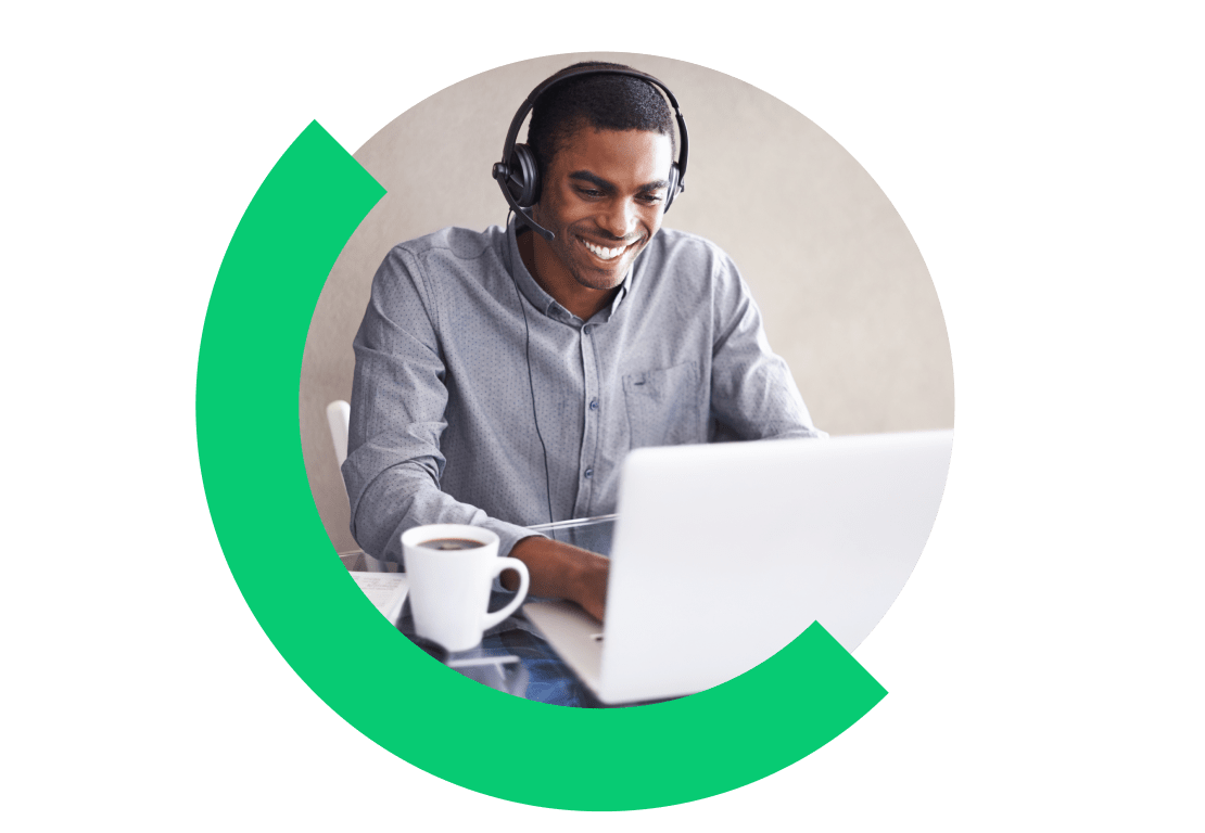 Kundendienstmitarbeiter, der Kunden nach dem Kauf weiter unterstützt.