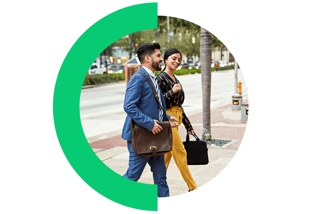 Zwei Büroarbeiter sprechen darüber, wie nützlich ein Webinar war, an dem sie vor Kurzem teilgenommen haben.