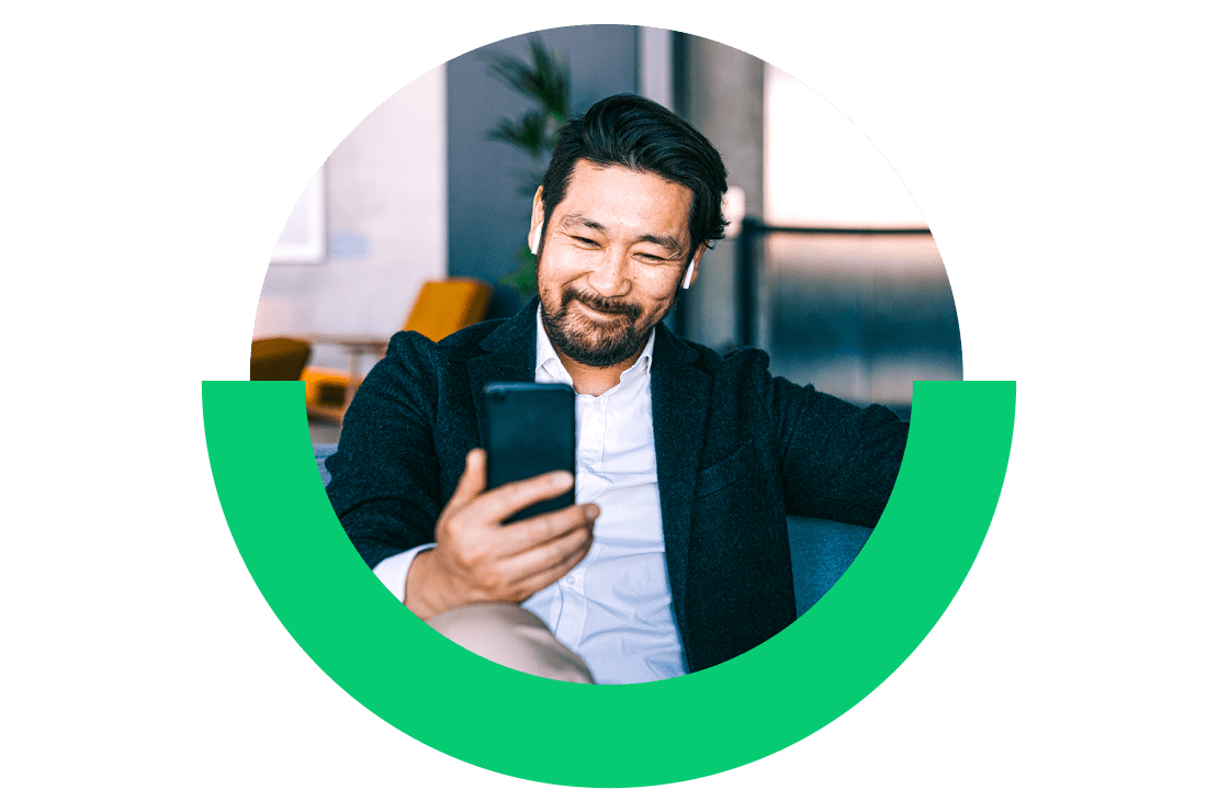 Mann, der mit der GoTo Webinar-App an einem Webinar zum Thema Branchentrends teilnimmt.