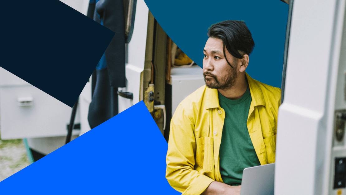 Remote-Mitarbeiter in einem gelben Hemd, der auf einem Roadtrip von seinem Van aus arbeitet.