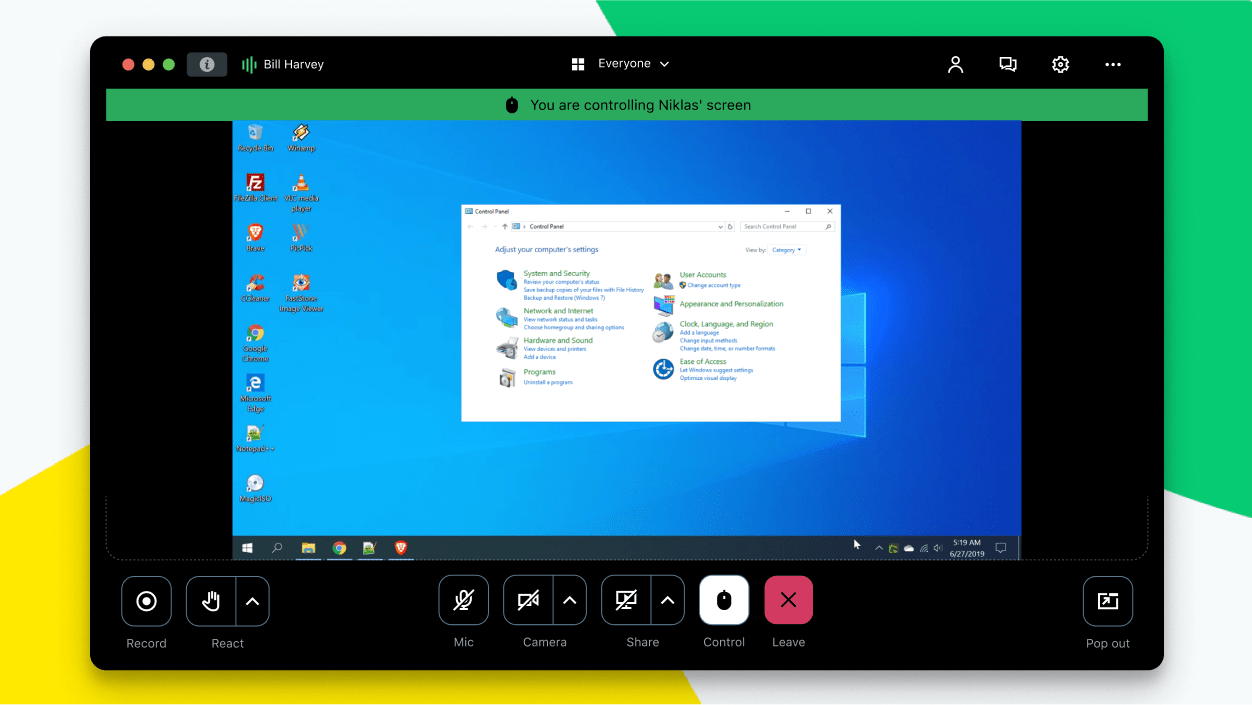 Bildschirm zeigt einen Videoanruf, bei dem per Remotezugriff auf den Computer eines:einer anderen Benutzer:in zugegriffen wird.